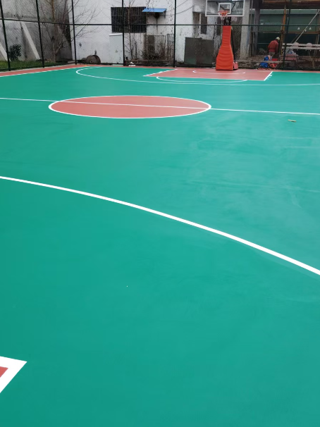 临高 球场长期使用易出现地面开裂